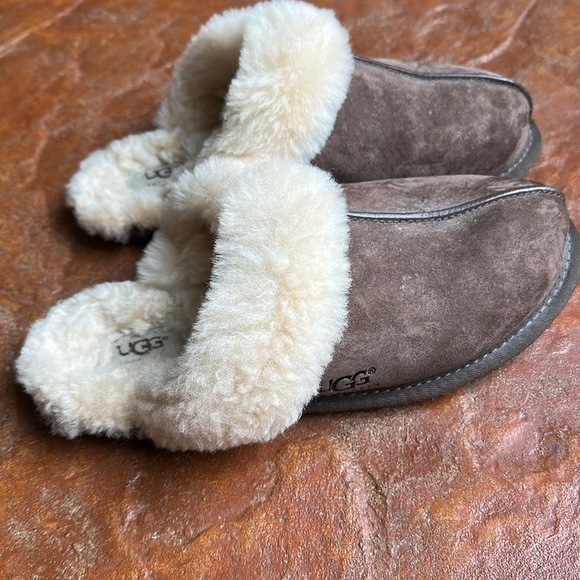 UGG Brown Leather Ultra Cozy Sherpa Sheepskin Slippers Sz 8 - Picture 1 of 9